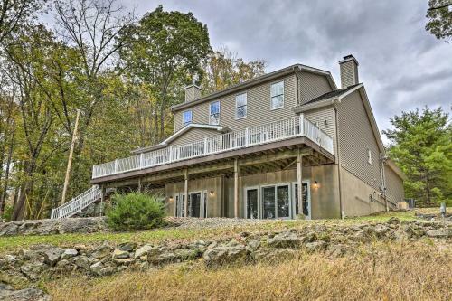 Spacious Lakefront Retreat With Deck And Views!