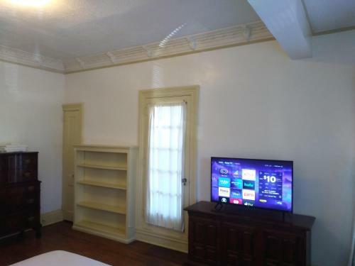 A Private Room In A Mini Mansion (Affordable Stays)