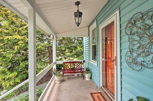Charming Abode With Patio - Walk To Town And River!
