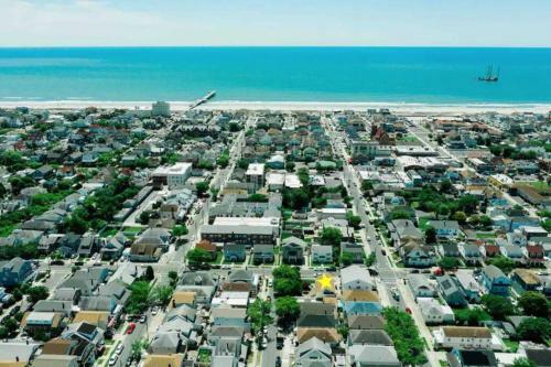 3 Bdrm Apartment With 6 Beds, Pet Friendly, 2 Blocks To Beach