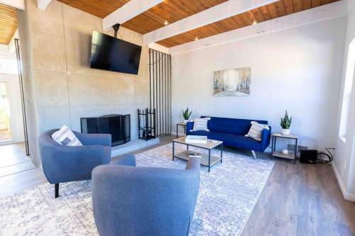 Fully Renovated Beautiful 5 Bed/bath, 2 Kitchens!