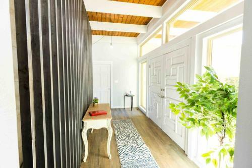 Fully Renovated Beautiful 5 Bed/bath, 2 Kitchens!