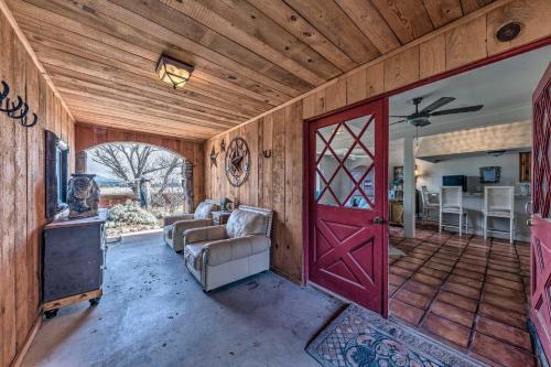 Spacious And Secluded Captain Getaway With Patio!