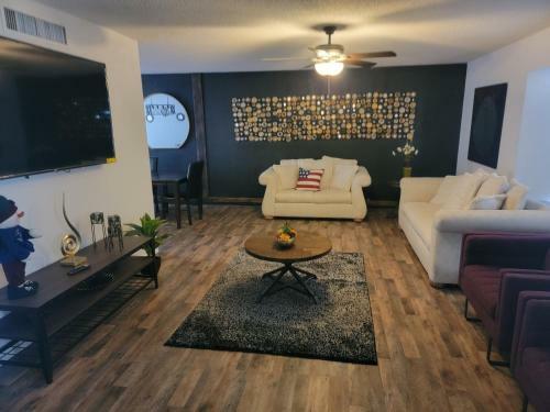Nice Home Near I10, 4 Bedroom, 9ppl, Westside