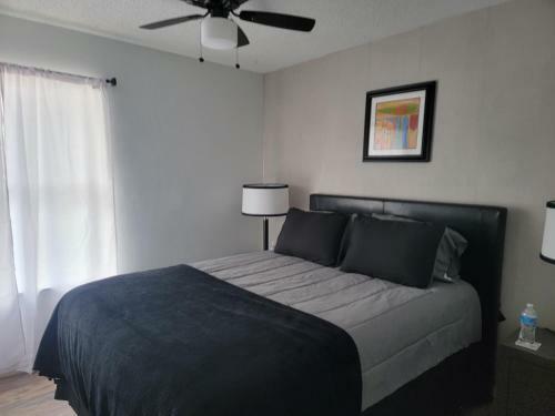 Nice Home Near I10, 4 Bedroom, 9ppl, Westside