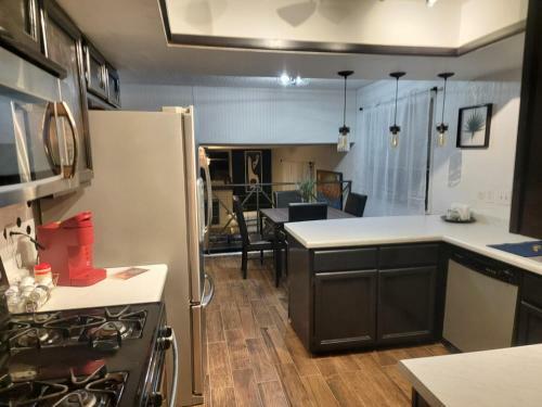 Nice Home Near I10, 4 Bedroom, 9ppl, Westside