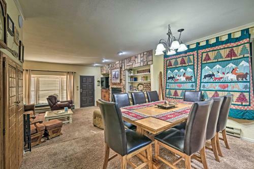 Red River Townhome With Balcony And Mtn Views!