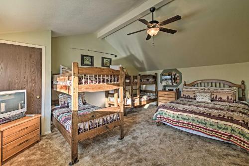 Red River Townhome With Balcony And Mtn Views!