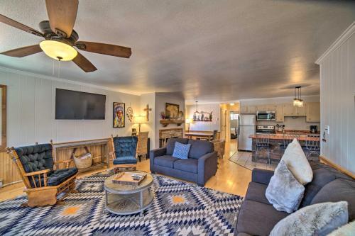 Apartamento Red River Condo Fire Pit, Half-mi To Slopes!