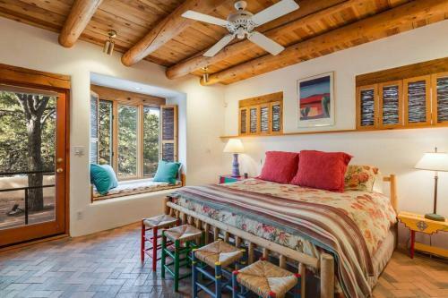 Foothills Retreat- Patios, Rooftop Deck, Quiet, 2br
