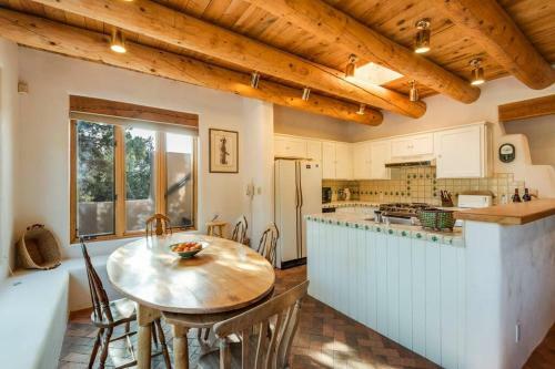 Foothills Retreat- Patios, Rooftop Deck, Quiet, 2br
