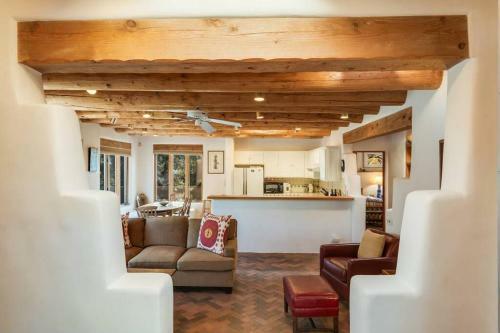 Foothills Retreat- Patios, Rooftop Deck, Quiet, 2br