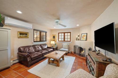 Casita Delgado - Unbeatable Location, Spacious Yard