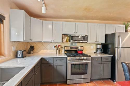 Casita Delgado - Unbeatable Location, Spacious Yard