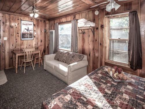 Lodge Apache Village 10, King Studio, Midtown, Sleeps 2