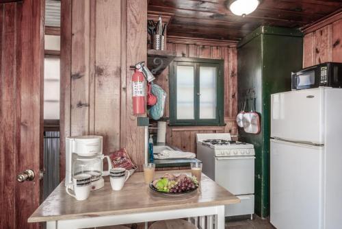 Lodge Cozy Cabin, 2 Bedrooms, Fireplace, Midtown, Sleeps 5