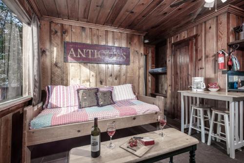 Lodge Cozy Cabin, 2 Bedrooms, Fireplace, Midtown, Sleeps 5