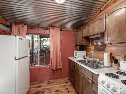 Lodge Sleeping Bear, 2 Bedrooms, Front Deck, Midtown, Sleeps 6