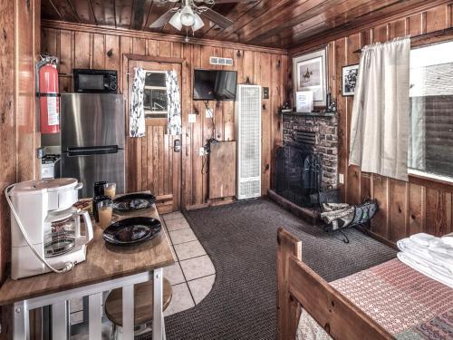 Lodge Perfect Cabin, 2 Bedrooms, Fireplace, Midtown, Sleeps 5