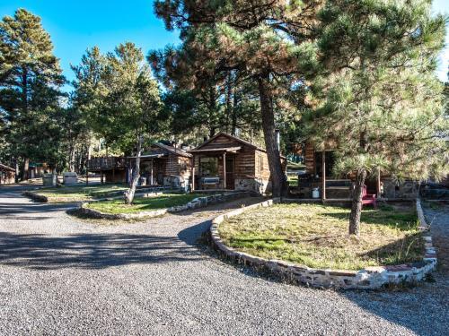 Lodge Perfect Cabin, 2 Bedrooms, Fireplace, Midtown, Sleeps 5