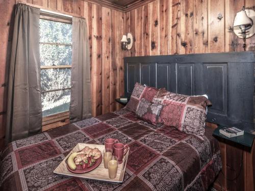Lodge Perfect Cabin, 2 Bedrooms, Fireplace, Midtown, Sleeps 5