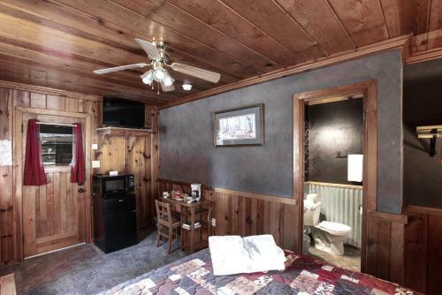 Lodge Apache Village 7, Queen Bed, Midtown, Sleeps 2