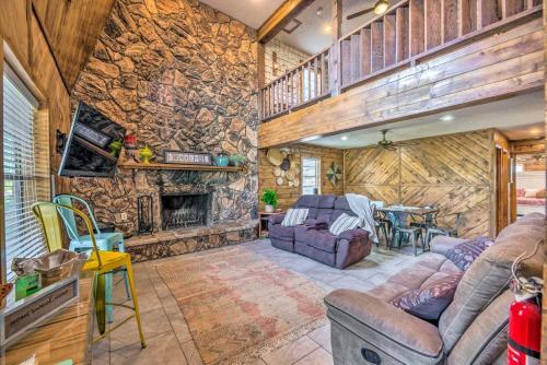Cheery Ruidoso Cabin With Valley-view Balcony