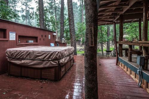 Upper Canyon River Dream: Hot Tub; Modern Coziness