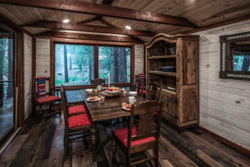 Upper Canyon River Dream: Hot Tub; Modern Coziness
