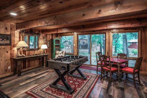 Upper Canyon River Dream: Hot Tub; Modern Coziness