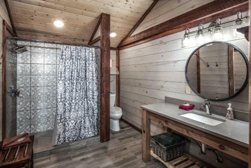 Upper Canyon River Dream: Hot Tub; Modern Coziness
