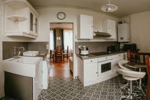 Bright Modern Apartment Near The Port