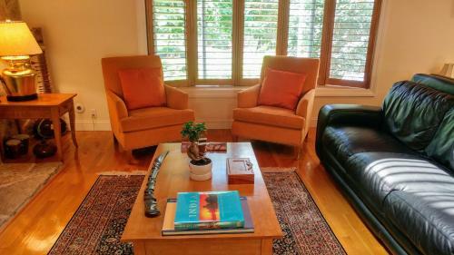 5-br Skylit Contemporary Home On 3 Forested Acres