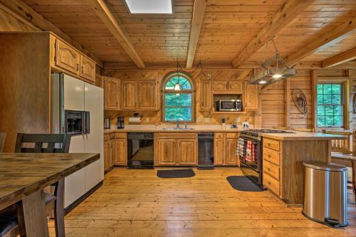 Exquisite Cabin With Deck And Fire Pit, 10 Mi To Lake