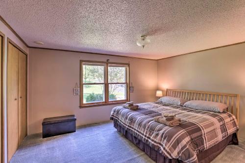 Charming Burdett Home With Grill, Gazebo And Yard