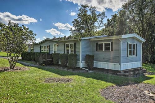 Charming Burdett Home With Grill, Gazebo And Yard