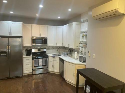 Halsey Manor: Luxurious 2-bedroom Apartment