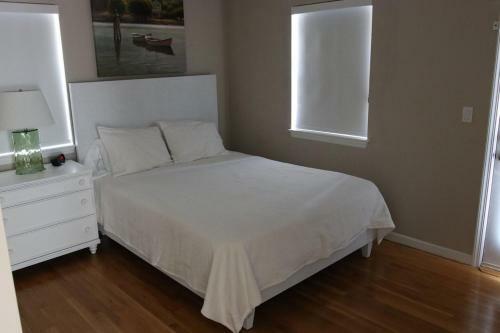 Villa Baloch- W/ Sparkling Heated Pool