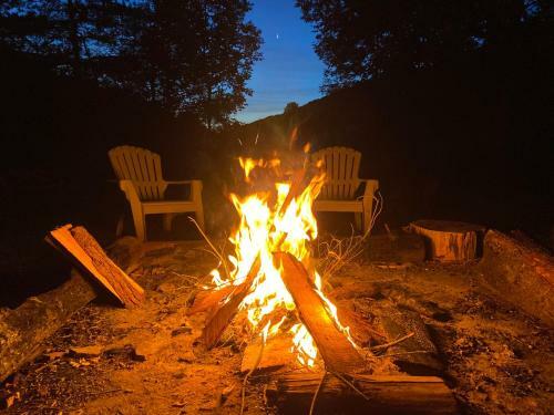 Maples Retreat - 2 Acres - Sleeps 10