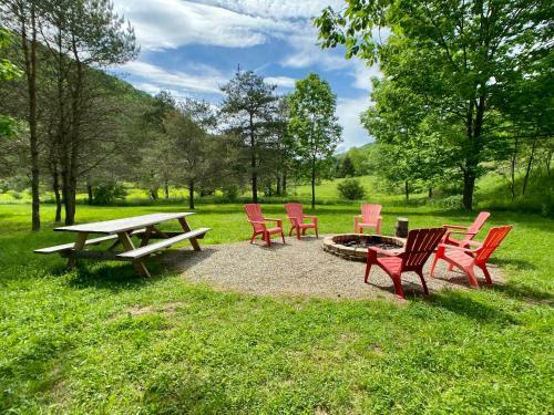 Maples Retreat - 2 Acres - Sleeps 10
