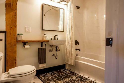 Clermont Cabin: A Quiet, Private Couples Retreat