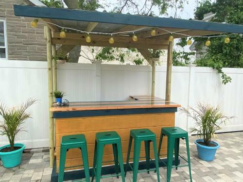 Beach Bum's Paradise With Tiki Bar And Plunge Pool!