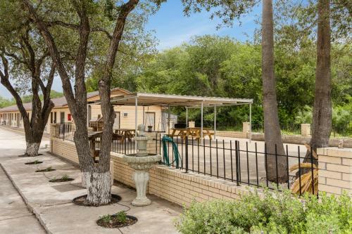 Hotel Freer Executive Inn & Suites
