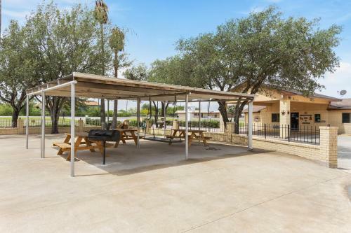 Hotel Freer Executive Inn & Suites