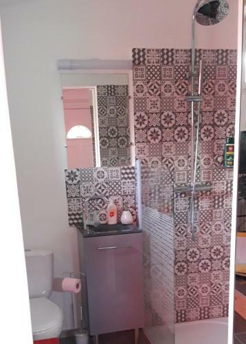Chambre Baln�o Rouge Et Noir Du Maloya