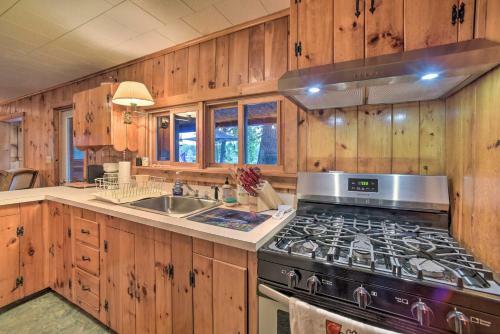 Riverfront Escape With Dock, 19 Mi To Saratoga!