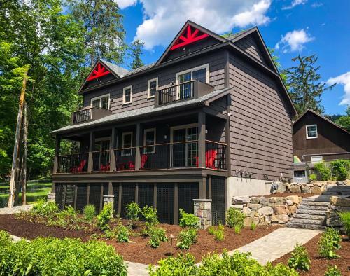 Lakeside Lodging