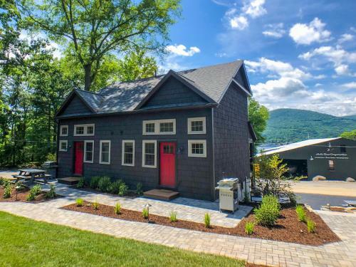 Lakeside Lodging