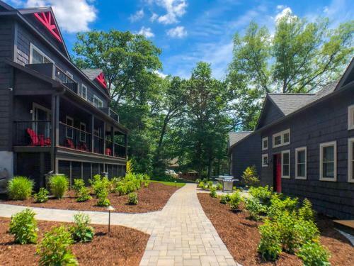 Lakeside Lodging