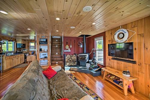 Lakeside Retreat Fire Pit, Bbq, Paddleboat!